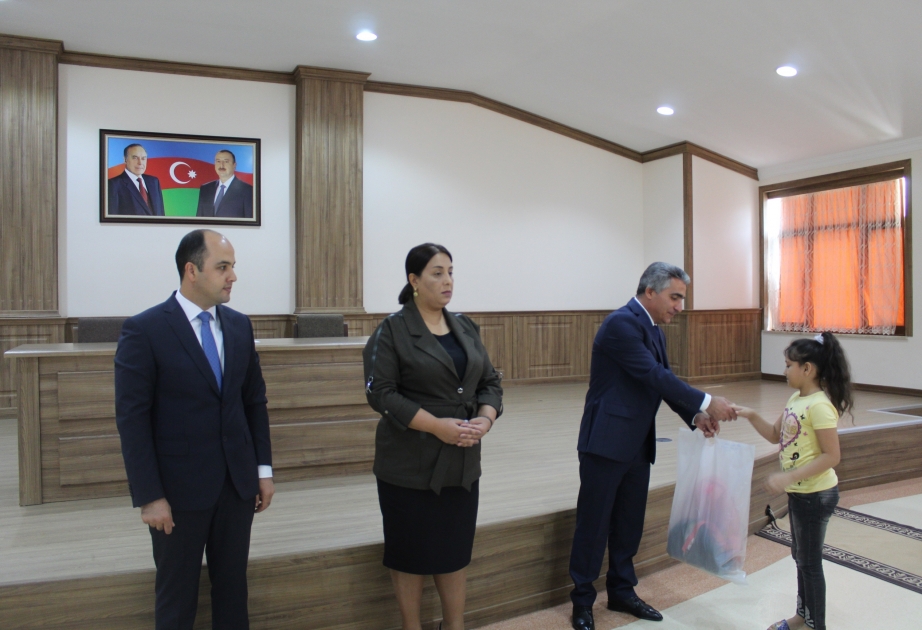 Naxçıvanda sosial qayğıya ehtiyacı olan uşaqlara məktəbli forması və dərs ləvazimatları verilib