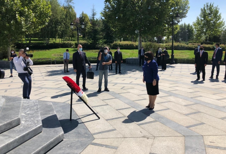 Делегация парламента Азербайджана посетила в Анкаре памятник великому лидеру Гейдару Алиеву