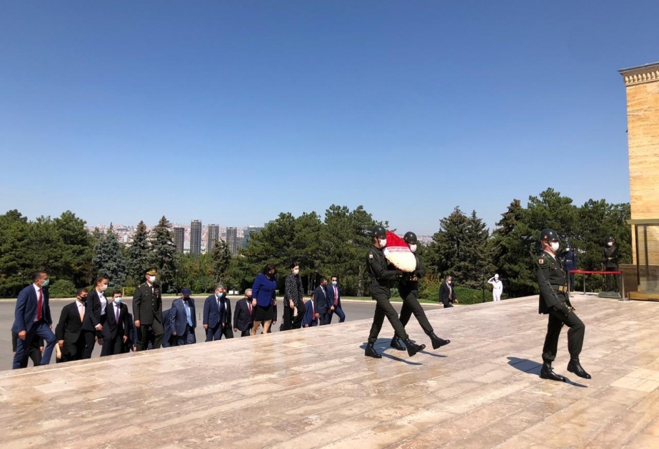 Milli Məclisin nümayəndə heyəti Mustafa Kamal Atatürkün məzarını ziyarət edib