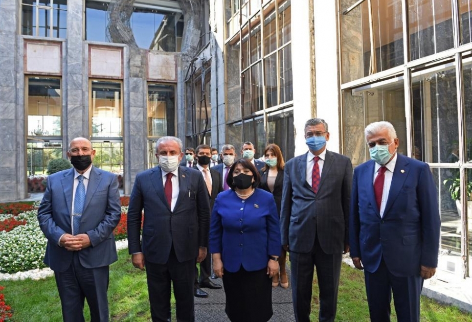 Azərbaycan deputatları TBMM-in inzibati binasının bombalanmış hissəsi ilə tanış olublar
