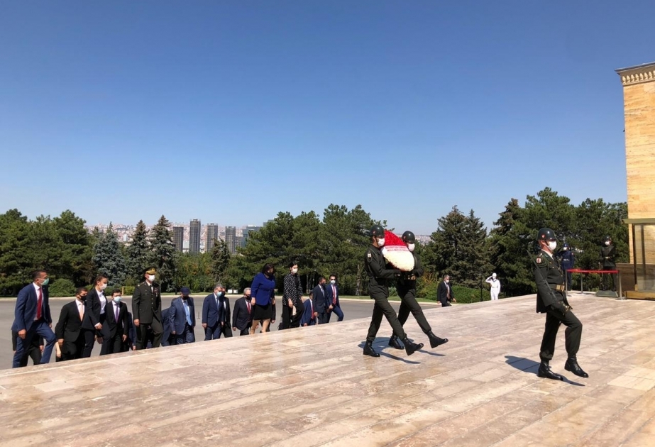 Delegación parlamentaria de Azerbaiyán visitó el Mausoleo de Atatürk