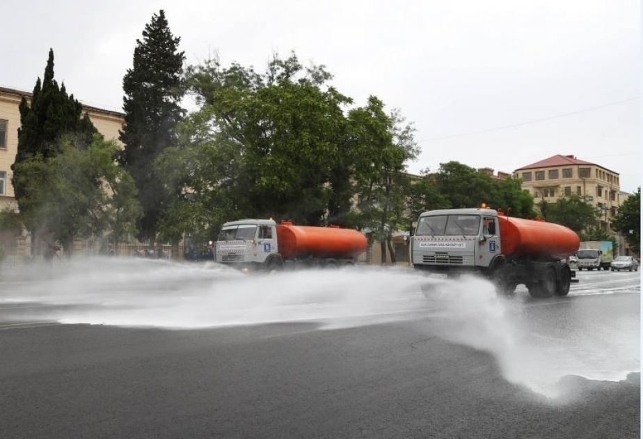 Straßen und Avenuen in Baku werden bereits zum zwölften Mal intensiv desinfiziert