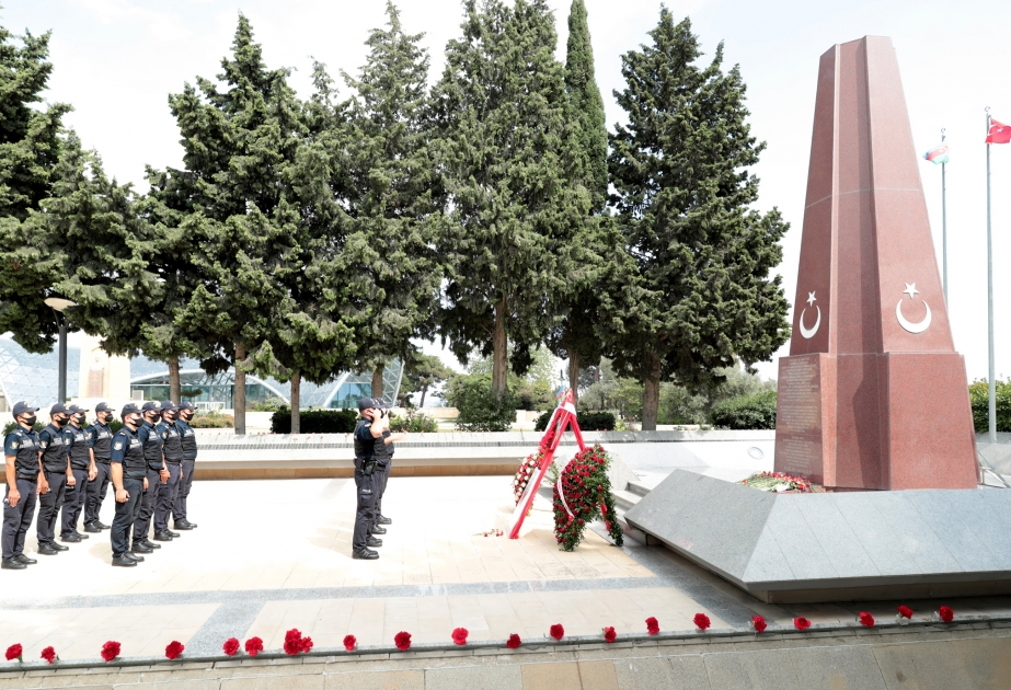 Polis əməkdaşlarının və Daxili Qoşunların hərbi qulluqçularının bir qrupu “Türk Şəhidliyi” abidəsini ziyarət edib