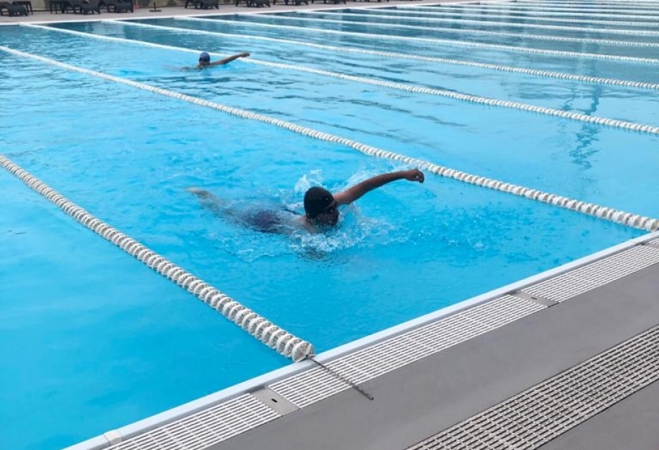 Xüsusi olimpiyaçılar üzgüçülük yarışlarında iştirak ediblər