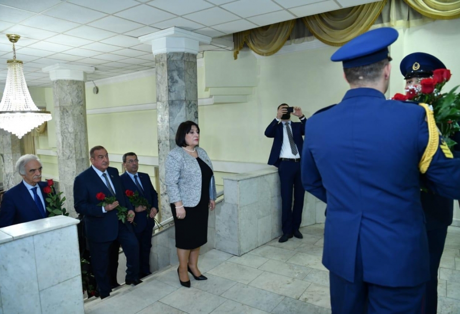 Azərbaycan parlamentinin nümayəndə heyəti Moskvada ulu öndər Heydər Əliyevin barelyefi önünə əklil qoyub VİDEO