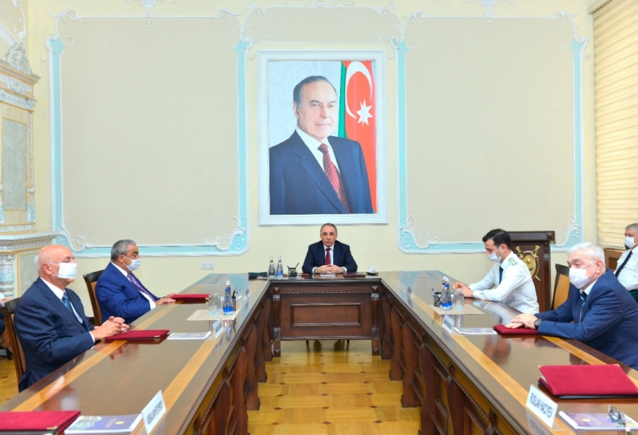 Baş prokuror prokurorluq orqanlarının veteranları ilə görüşüb