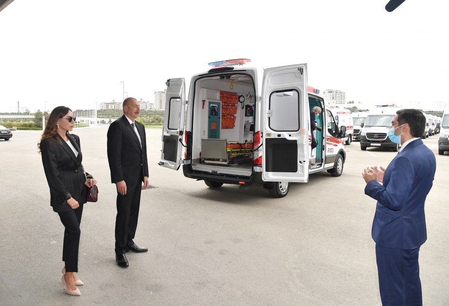 El Presidente y la primera dama de Azerbaiyán vieron las nuevas ambulancias recibidas