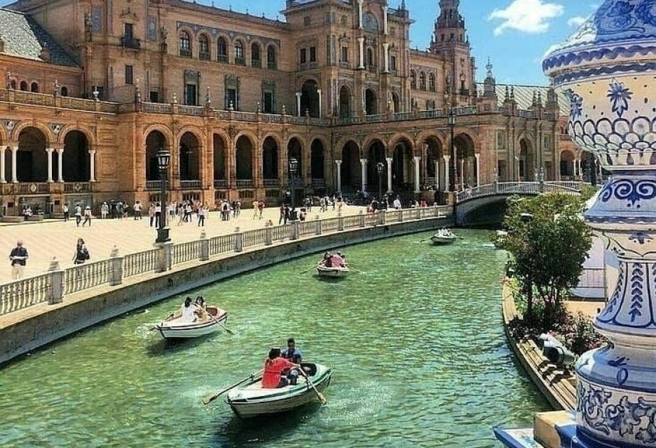 Comerciantes europeos, con la ayuda de dos párrafos de "Wikipedia", han atraído a muchos turistas a una ciudad española ordinaria