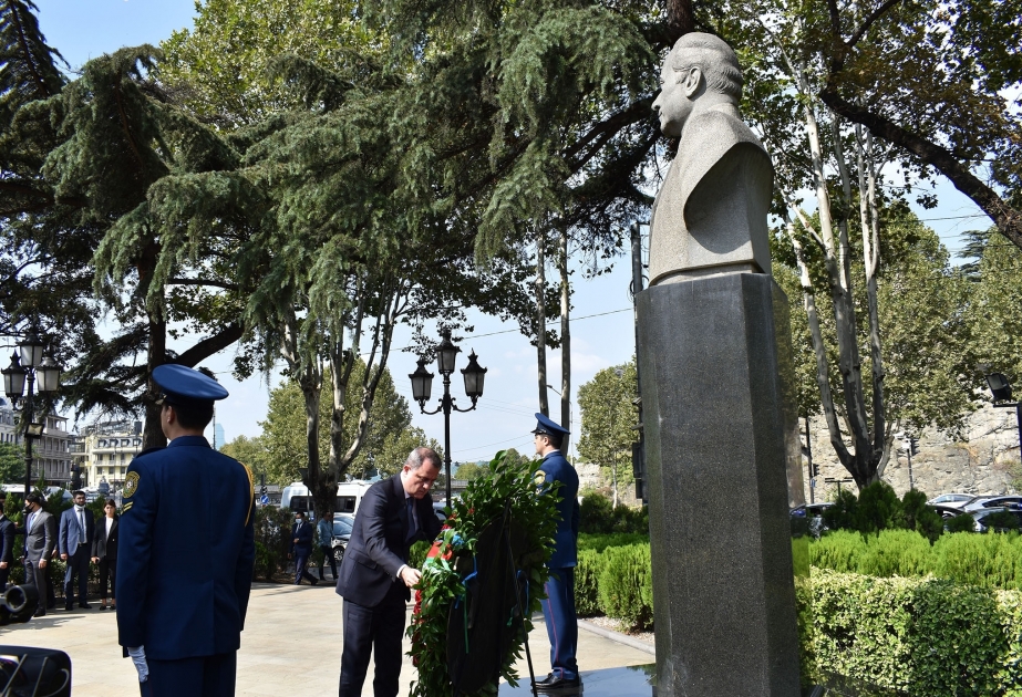 وزير الخارجية الأذربيجاني يزور تمثال حيدر علييف في تبليسي