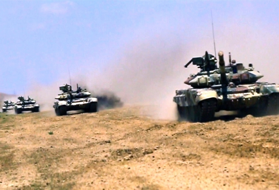 Tank bölmələri artilleriya ilə qarşılıqlı fəaliyyətdə təlim-döyüş tapşırıqlarını icra edirlər VİDEO