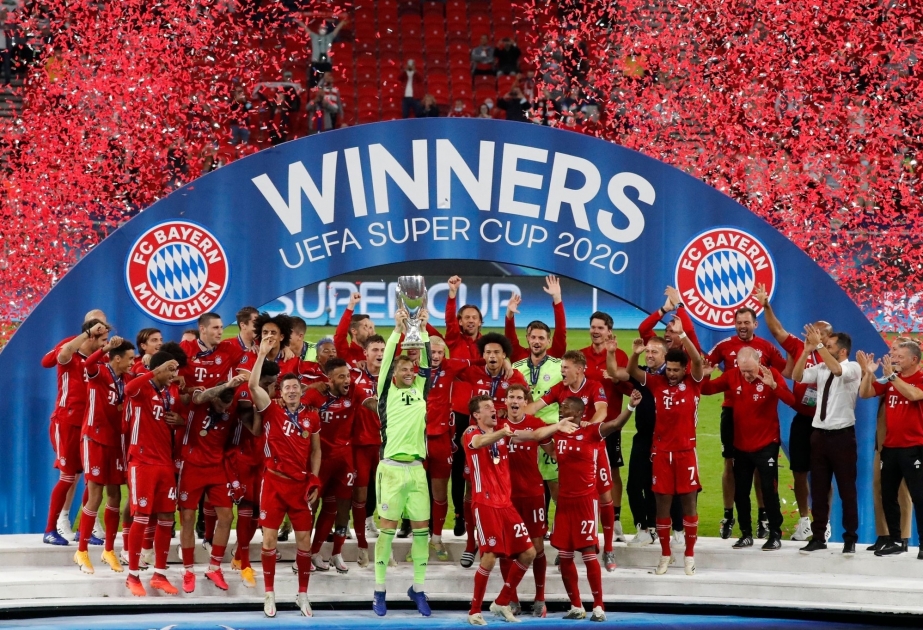 Neuer, capitán del Bayern, levanta la copa al cielo de Budapest