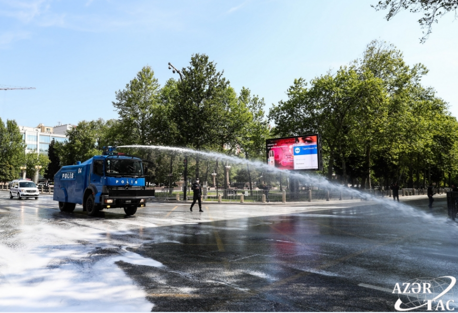 Straßen und Avenuen in Baku werden bereits zum dreizehnten Mal intensiv desinfiziert