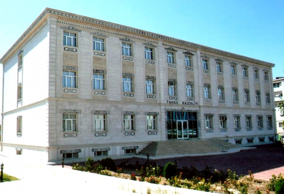 Naxçıvanda məzunlara qızıl və gümüş nişanlar təqdim olunub