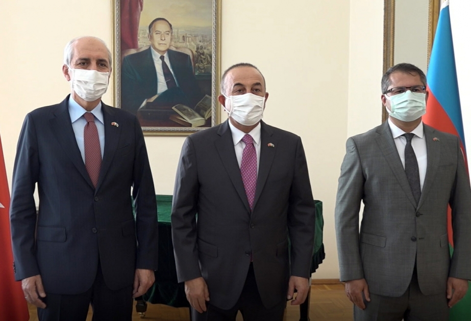 Türkiyənin Xarici İşlər naziri və AKP-nin sədr müavini Azərbaycan səfirliyini ziyarət ediblər