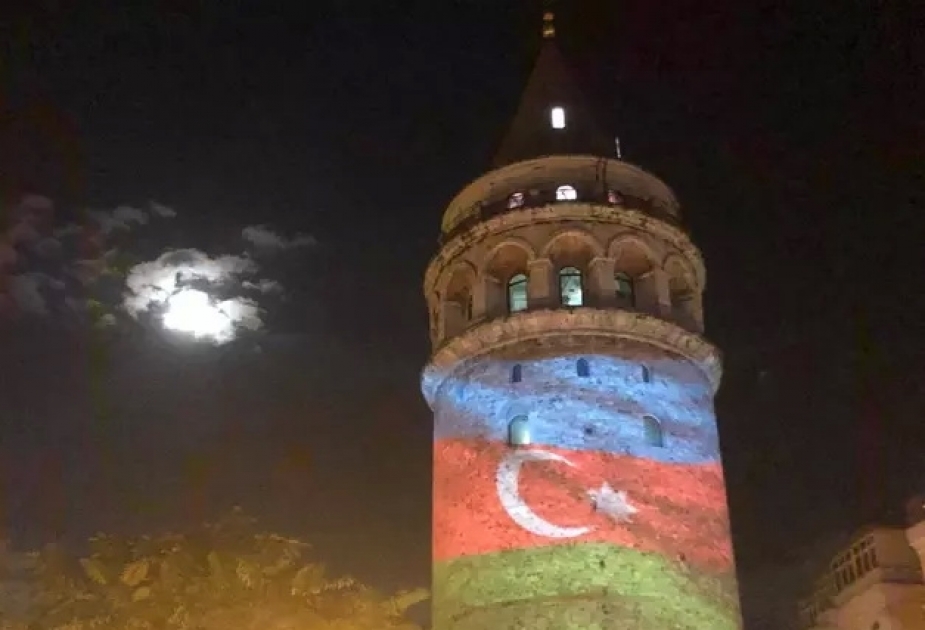 İstanbulun tarixi Qalata qülləsi Azərbaycan bayrağının rəngləri ilə işıqlandırılıb VİDEO
