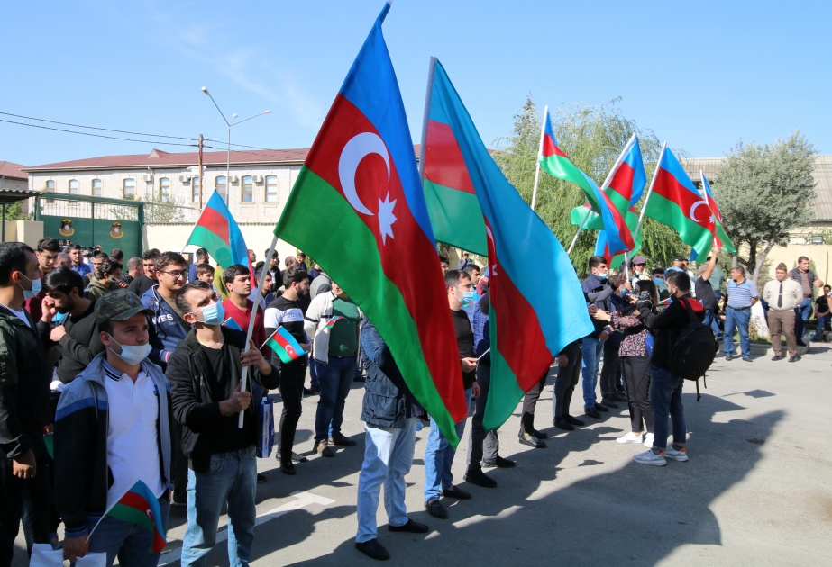 Hərbi vəzifəlilərin hərbi hissələrə yola salınması davam etdirilir