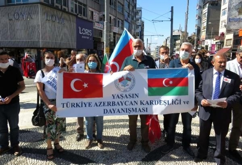 İstanbulda “Səninləyik Azərbaycan” şüarı altında növbəti dəstək aksiyası keçirilib