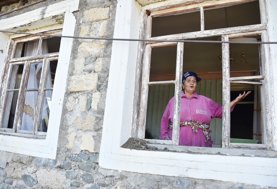 Düşmənin atdığı raket və mərmilər Goranboyun Səfikürd kəndində bir neçə evə və inzibati binaya ciddi ziyan vurub FOTO  VİDEO ​