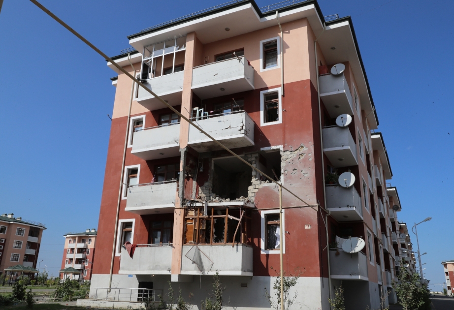 Düşmən Tərtərdə salınan məcburi köçkünlərin yaşayış kompleksini yenidən artilleriya atəşinə tutub - dünya erməni barbarlığını görsün FOTO