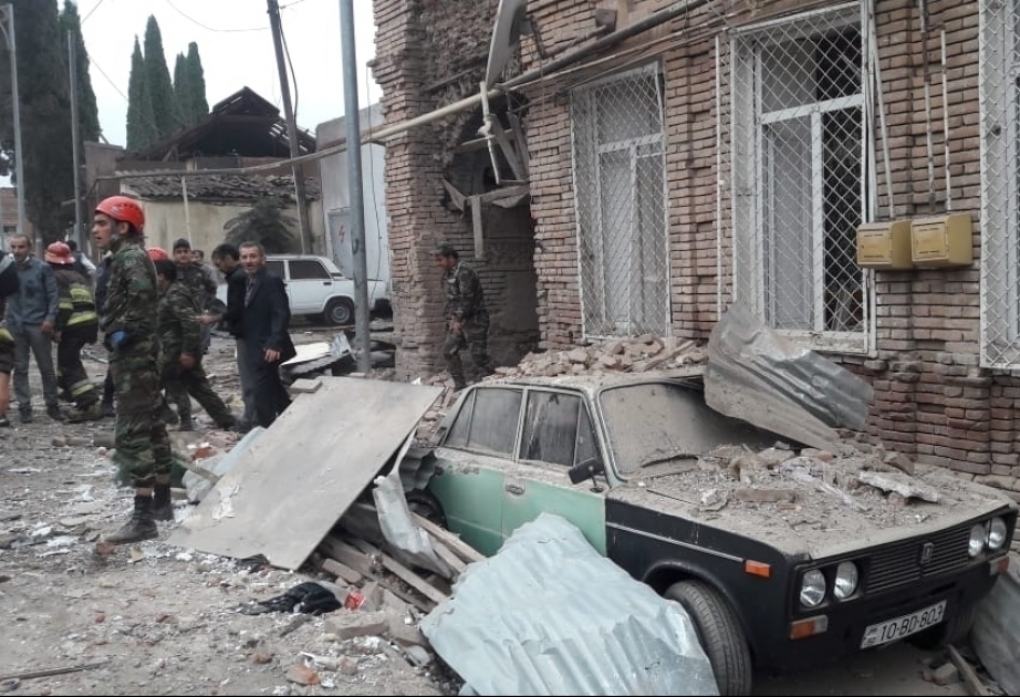 عدسة أذرتاج تلتقط صور مشاهد متضررة في كنجة جراء قصفها من ارمينيا بالصواريخ والقنابل العنقودية