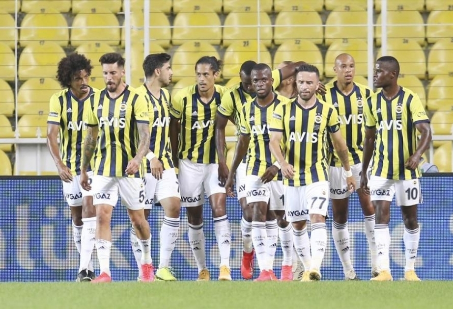 10-man Fenerbahce beat Fatih Karagumruk 2-1