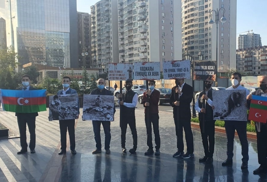 Azərbaycan gəncləri “Ana fəryadı” abidəsinin önündə aksiya keçiriblər