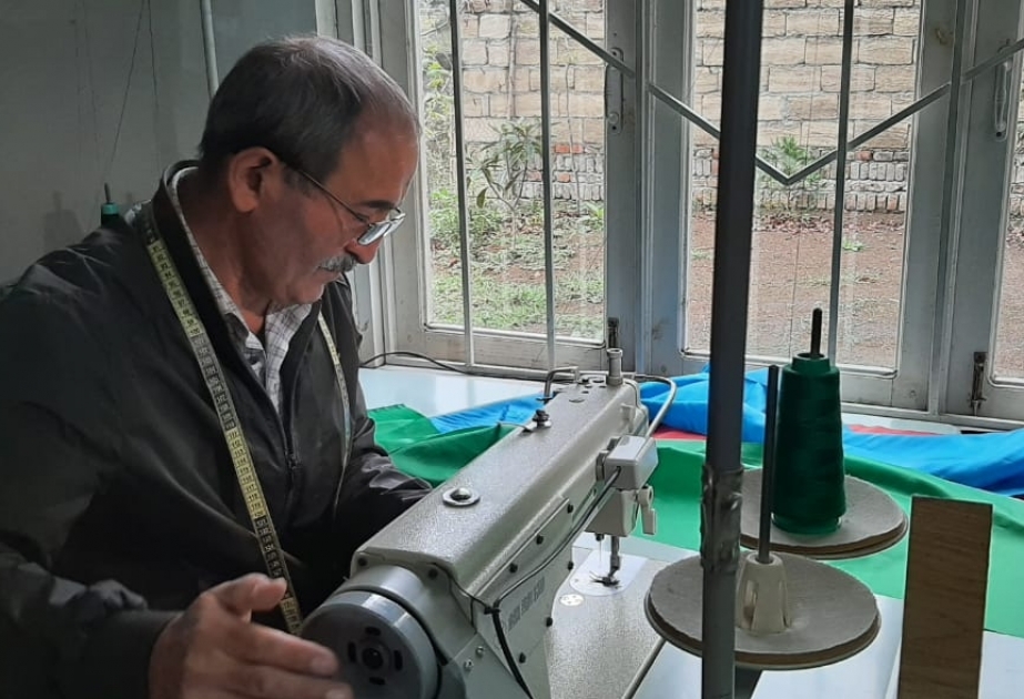 Lənkəranlı dərzi bayraq tikib təmənnasız cəbhəyə göndərir  FOTO