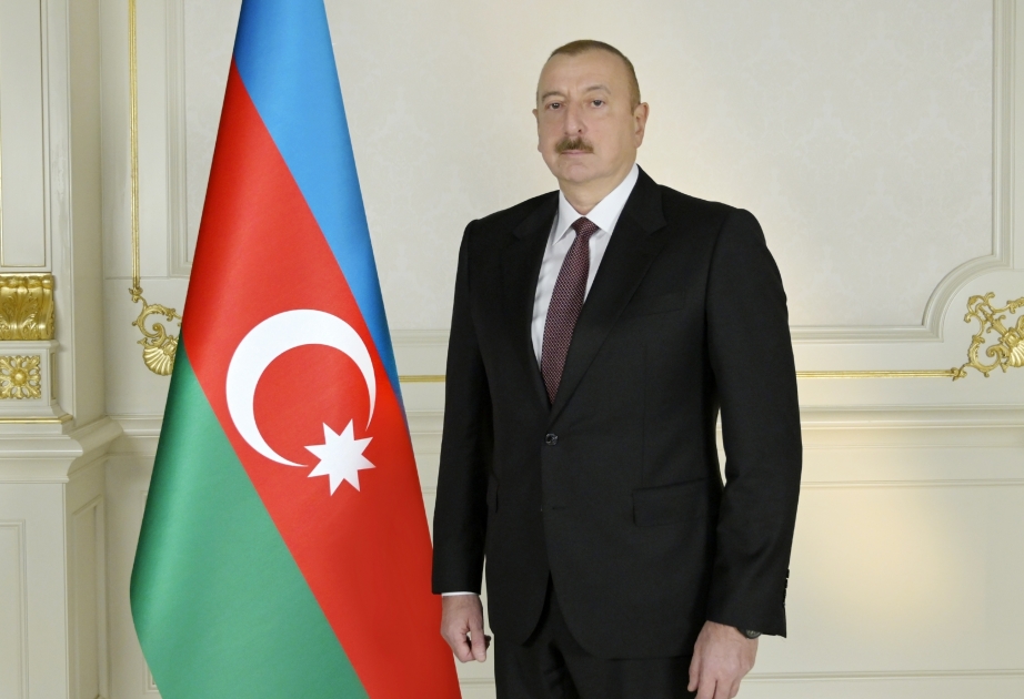 Presidente Ilham Aliyev firma la ley 