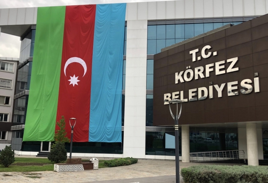 Türkiyənin Körfəz bələdiyyəsinin binası üzərində Azərbaycan bayrağı asılıb