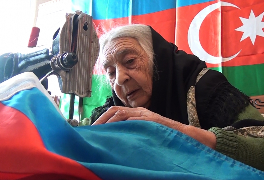 85 yaşlı nənə tikdiyi bayrağın Şuşada dalğalanmasını arzulayır  REPORTAJ  VİDEO