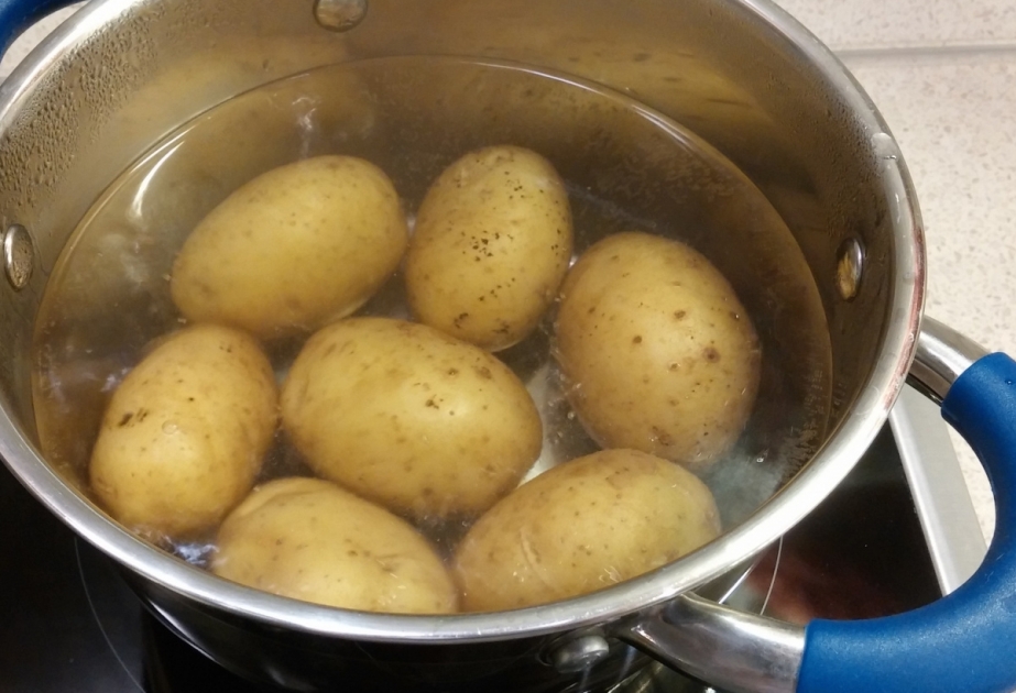Польские специалисты считают, что правильно варить картофель, опуская его в кипящую воду