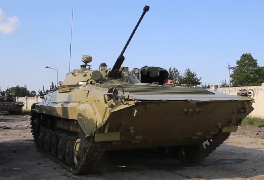 وزارة الدفاع: إعادة طلاء المركبات المدرعة التي استولى الجيش الاذربيجاني عليها من العدو (فيديو)