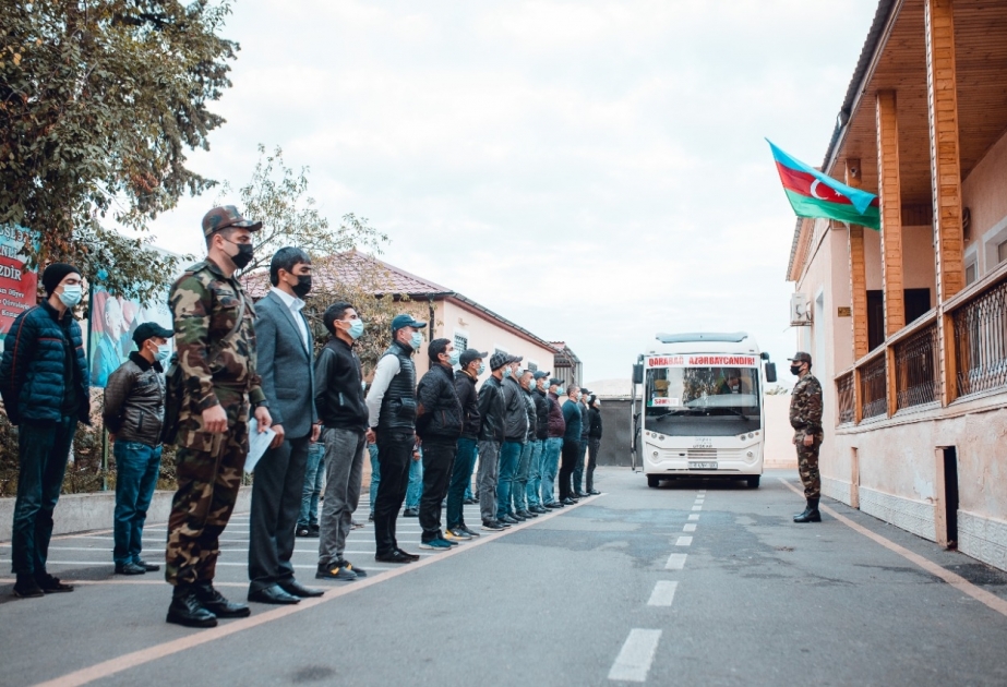 Gənclər müddətli həqiqi hərbi xidmətə gedirlər