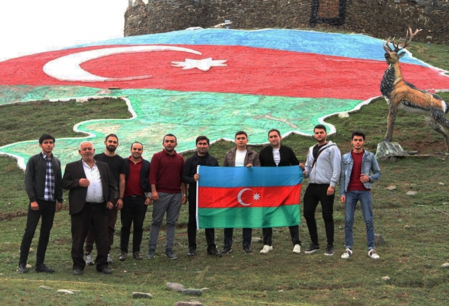 Memarlıq və İnşaat Universitetinin kollektivi əsgərlərimizə sovqat aparıb