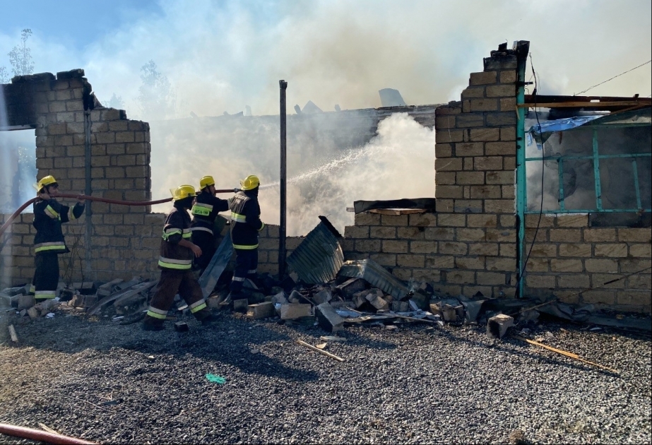 Los proyectiles disparados por las fuerzas armadas armenias causaron incendios en instalaciones civiles en Azerbaiyán
