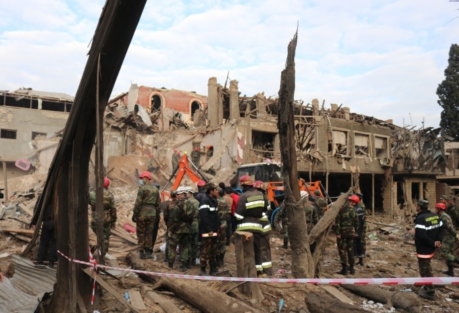 В Гяндже из-под завалов извлечено тело еще одного жителя