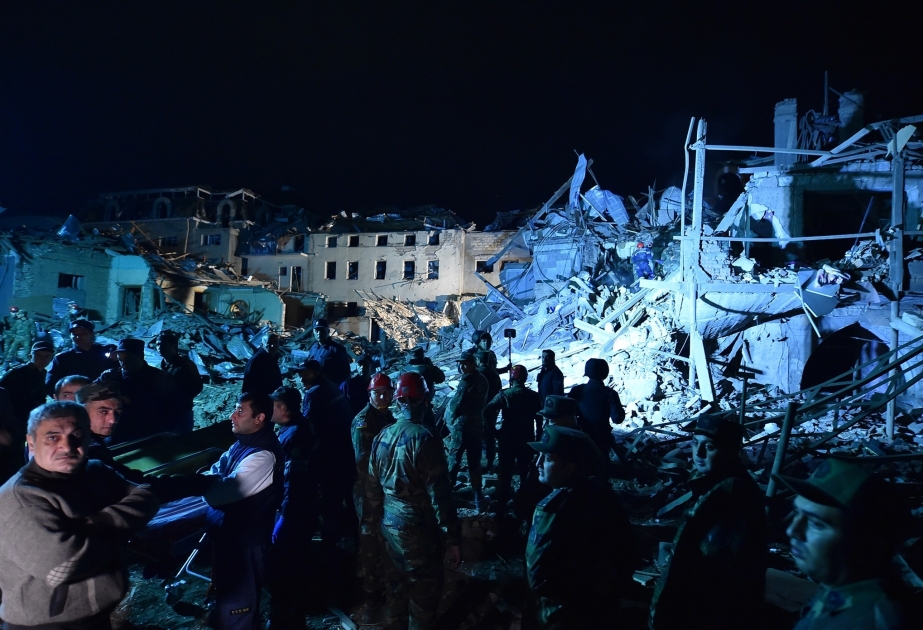 Unter Missachtung humanitären Waffenstillstands nimmt Armenien Zivilisten in Ganja unter Visier –  AZERTAC berichtet über die Lage vor Ort FOTO