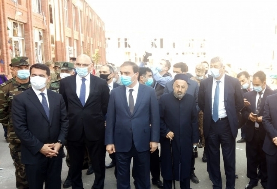 Ausländische Diplomaten machen sich mit massiven Zerstörungen nach Raketenangriff Armeniens auf Ganja vertraut VIDEO