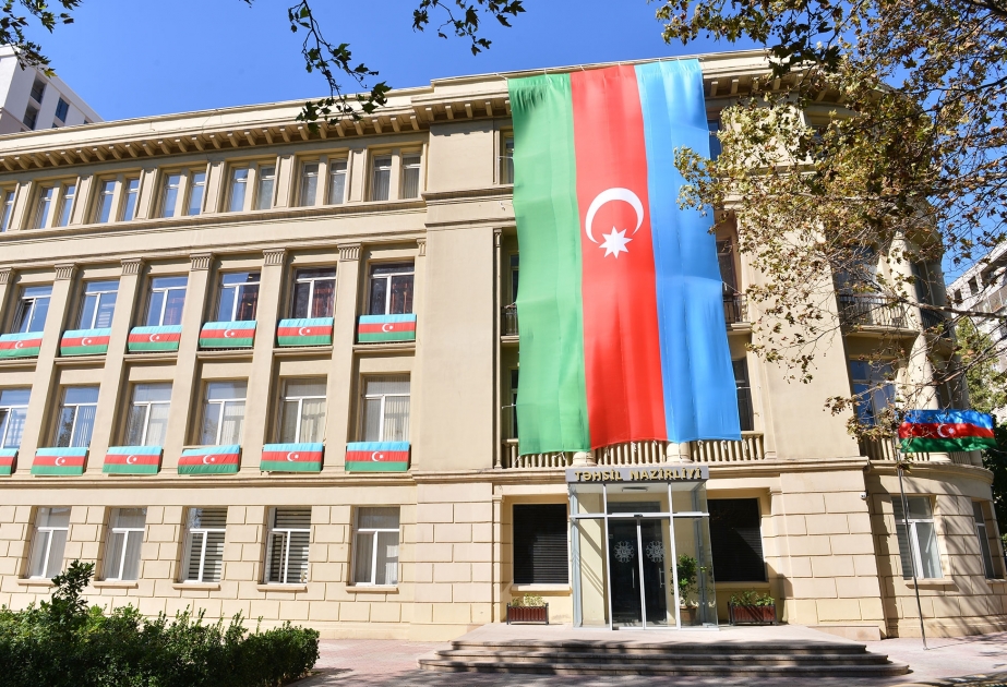 Təhsil Nazirliyinin binası Azərbaycan bayrağına bürünüb