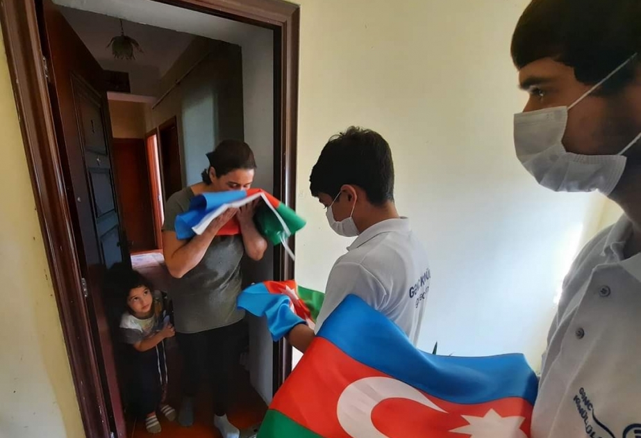 Yevlax gənclərindən təşəbbüs: sakinlərə bayraqlar paylanıb