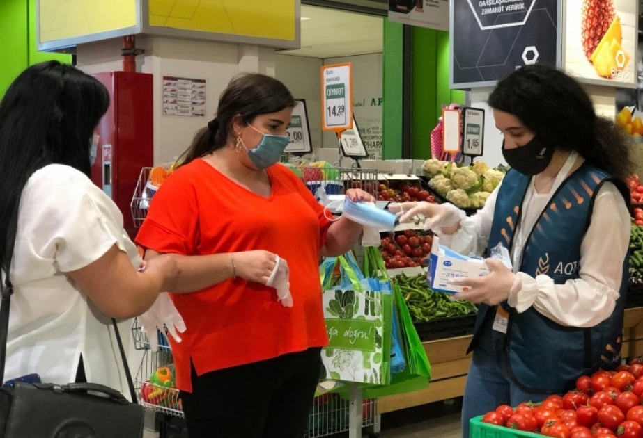 Qida Təhlükəsizliyi Agentliyinin könüllüləri ərzaq mağazalarında maarifləndirmə tədbirləri aparıb