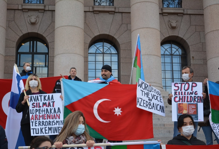 Azərbaycan diasporu Finlandiya parlamentinin qarşisında dinc aksiya keçirib VİDEO
