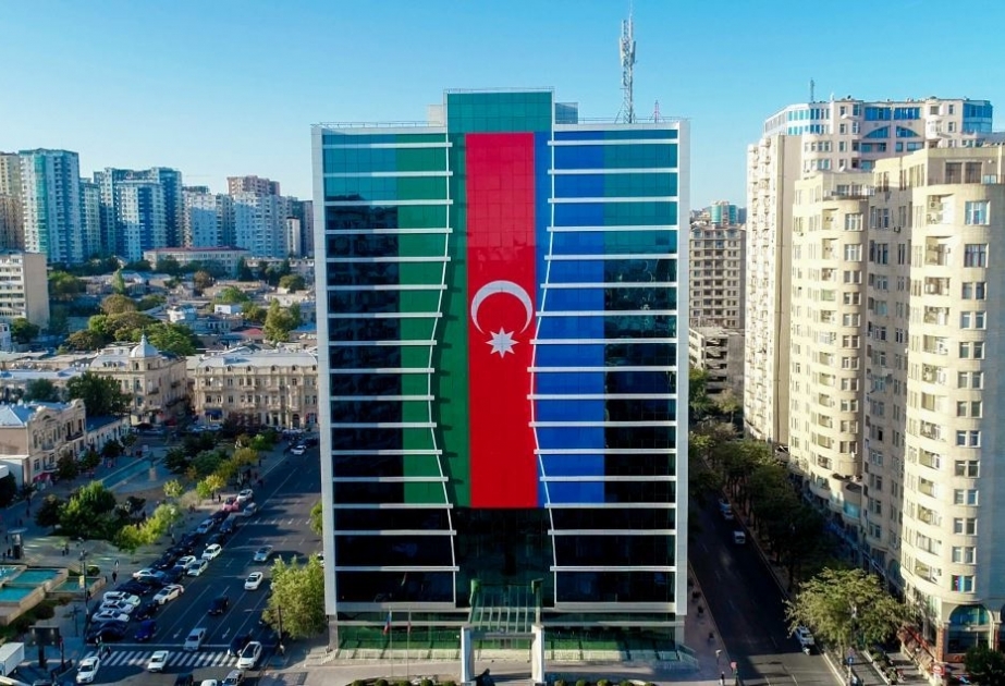Əmək və Əhalinin Sosial Müdafiəsi Nazirliyinin binası bayrağımızla bəzədilib