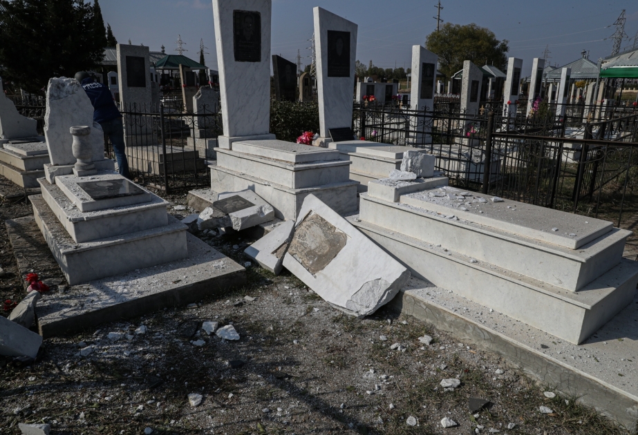 En Tartar, un proyectil cayó en el cementerio durante el funeral, y hay muertos y heridos entre la población civil