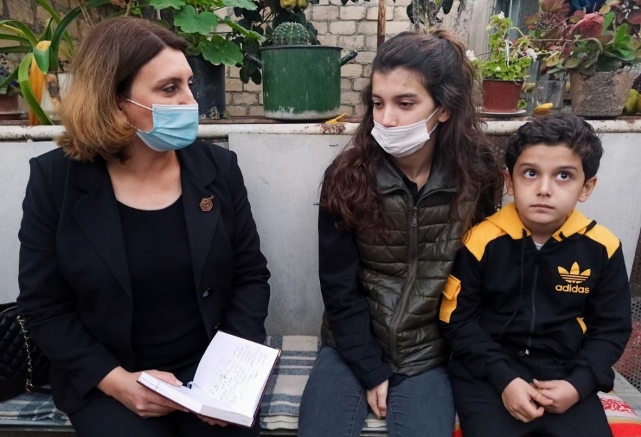 Əmək və Əhalinin Sosial Müdafiəsi Nazirliyinin əməkdaşları Ermənistanın Gəncəyə raket hücumu nəticəsində hər iki valideynini itirmiş uşaqlarla görüşüblər