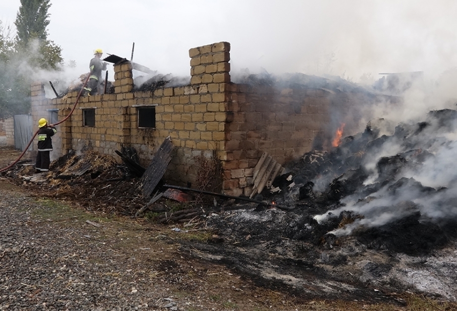 Como resultado del bombardeo del ejército armenio, se incendiaron dos casas y un bien inmueble en el distrito de Tartar