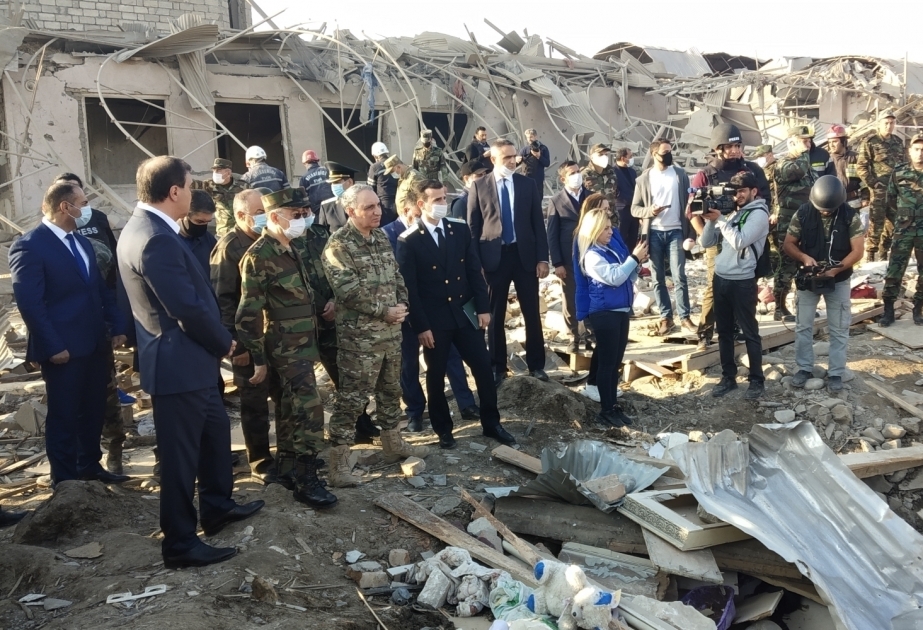 Генеральный прокурор и министр по чрезвычайным ситуациям прибыли на территорию, разрушенную в результате ракетного обстрела армянской армии Гянджи
