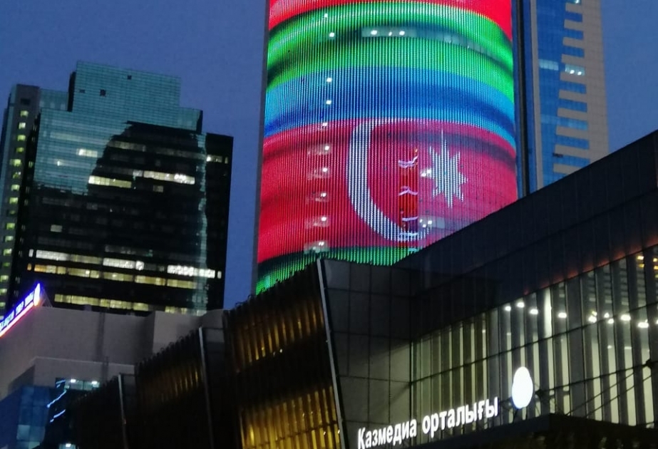 Nur-Sultan şəhərinin ən hündür binalarından biri Azərbaycan bayrağının rəngləri ilə işıqlandırılıb