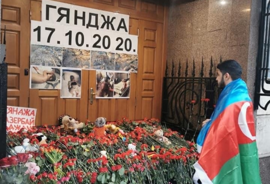 У посольства Азербайджана в Москве проходит акция памяти жертв обстрела города Гянджи вооруженными силами Армении