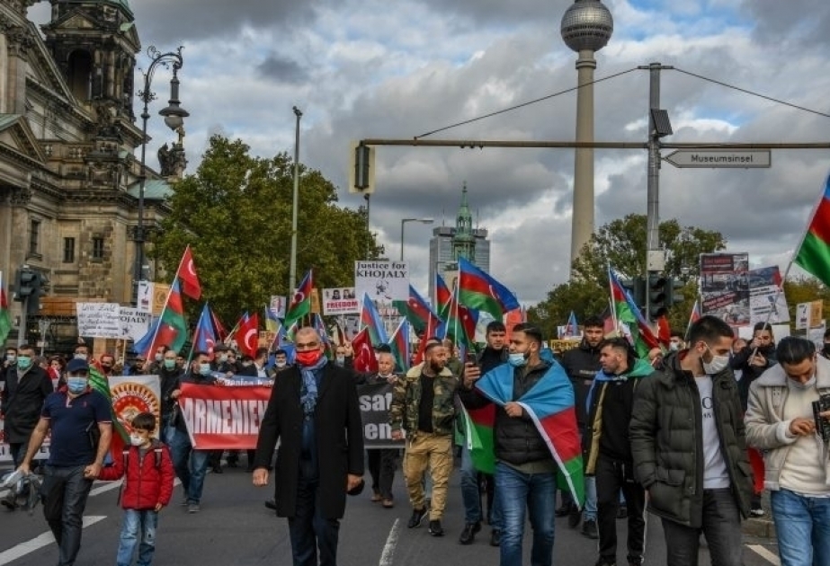 Rəşadətli Azərbaycan ordusunun xilaskarlıq missiyasına dəstək məqsədilə Berlində kütləvi nümayiş keçirilib